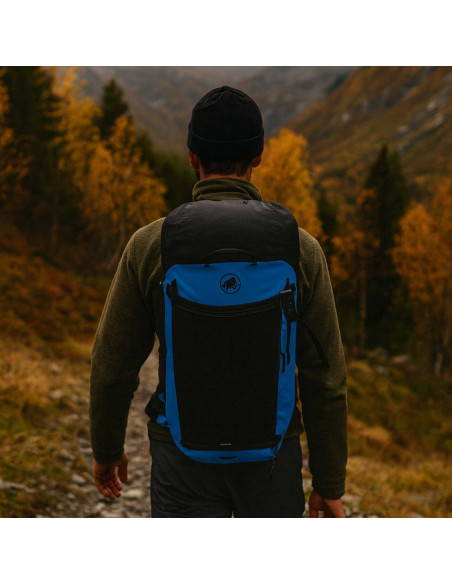 Mochila Mammut Alto Glacier - montañero en bosque otoñal